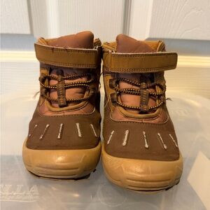 Boys snow shoes size US 11m , brown ,little high ankle, adjustable strap